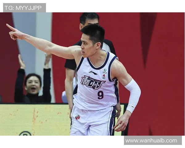 CBA广东队与辽宁队激战正酣赛场精彩瞬间回顾与分析